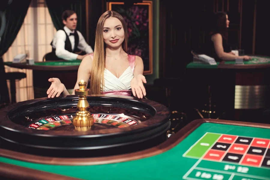 Meja permainan kasino live dengan kartu dan chip
